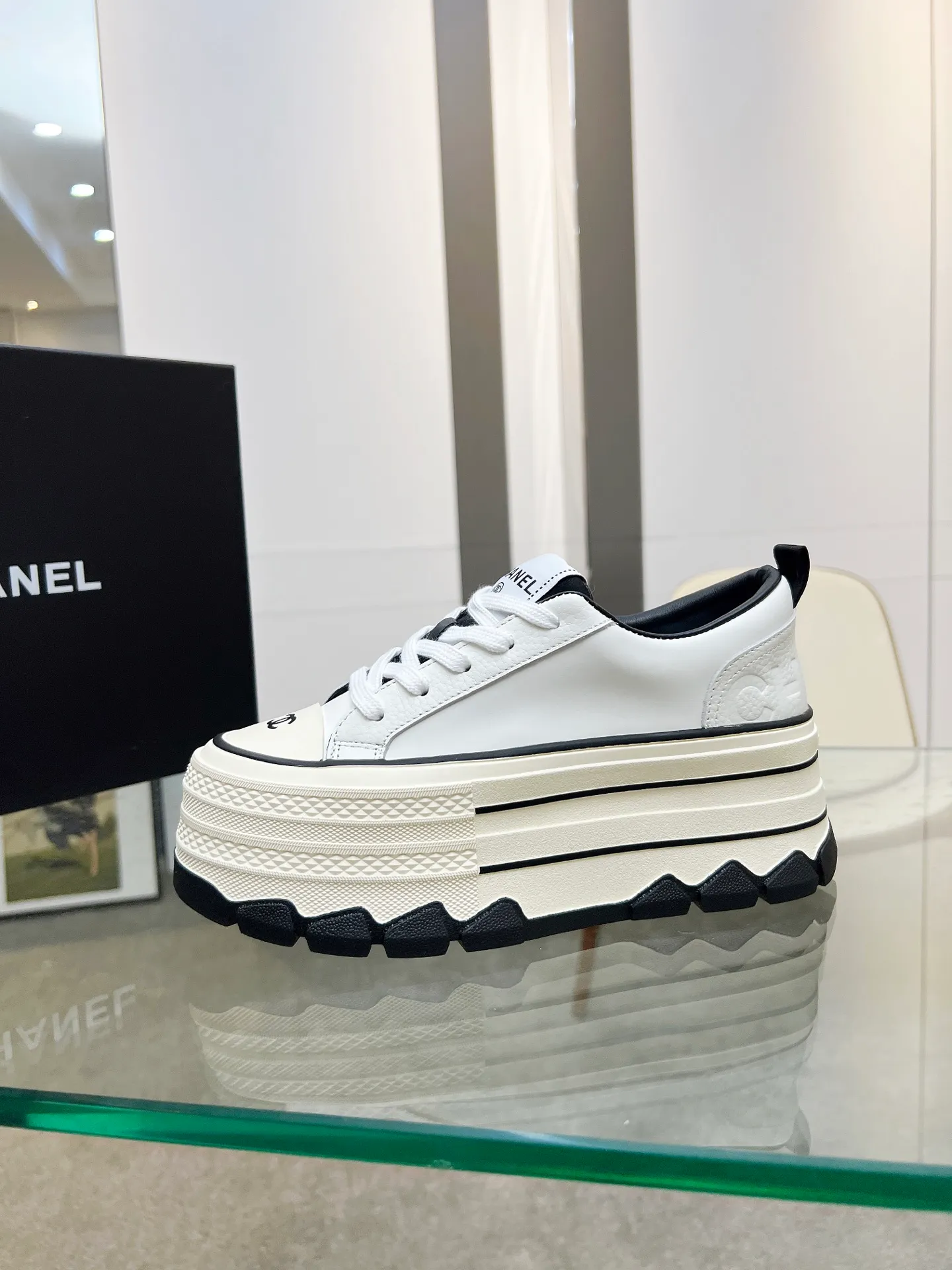 👟👟Ex-factory price 540👟👟 Chanel thick-soled biscuit shoes are a new retro series, showing a relaxed posture and lightness to start the summer journey. Continuing CHANEL's iconic deconstructed silhouette, the shoe body is presented with simple three-dimensional lines and double logos. The upper layer of cowhide material is injected with upper layer softness to enhance the foot feel. It adopts a thick rubber sole with geometric texture and rubber edging details. The leg heightening effect is comparable to that of leg plastic surgery. It makes your legs look bigger, slimmer and longer. It can be easily held in various styles. You can wear it with you! Upper material: cowhide Inner material: sheepskin lining Size: 35-40